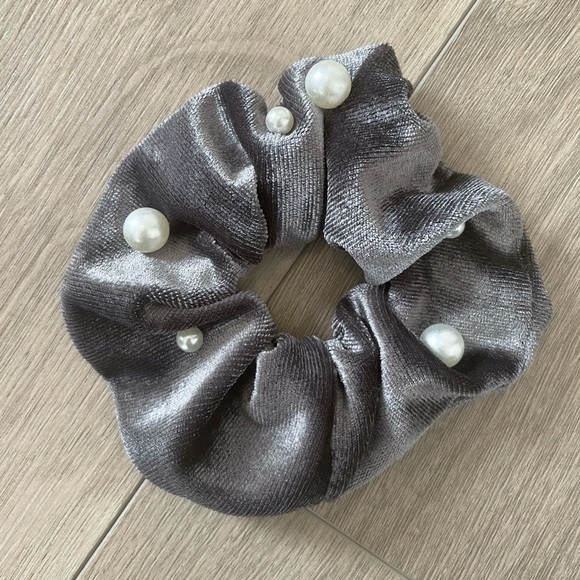 Velvet & Pearl Scrunchies - Picture 3 of 3
